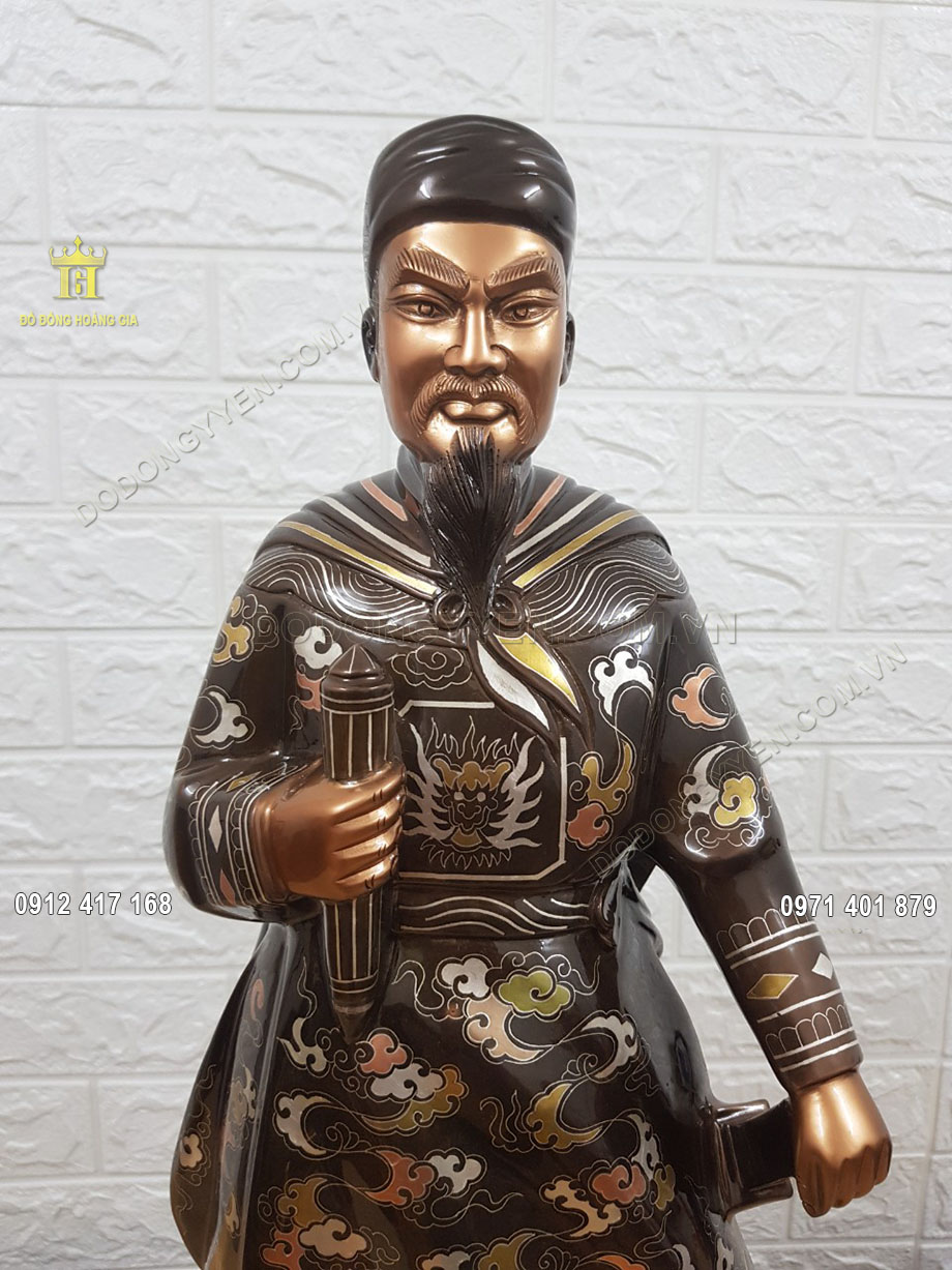 Gương mặt uy nghi&ecirc;m với đ&ocirc;i mắt v&ocirc; c&ugrave;ng sắc b&eacute;n của Ng&agrave;i được chạm khắc sắc n&eacute;t